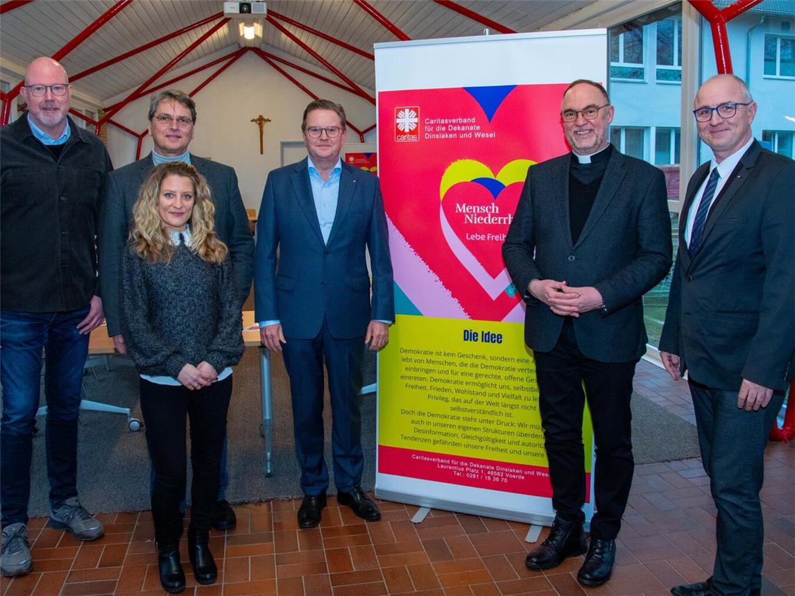Die Demokratie-Kampagne stellten Stefan Sühling, Michael van Meerbeck, Laura Kroezemann, Öffentlichkeitsreferentin des Caritasverbandes Dinslaken-Wesel, Marc Inderfurth, Weihbischof Rolf Lohmann und Stephan von Salm-Hoogstraeten (v.l.)vor .Foto: Bischöfliche Pressestelle / Christian Breuer