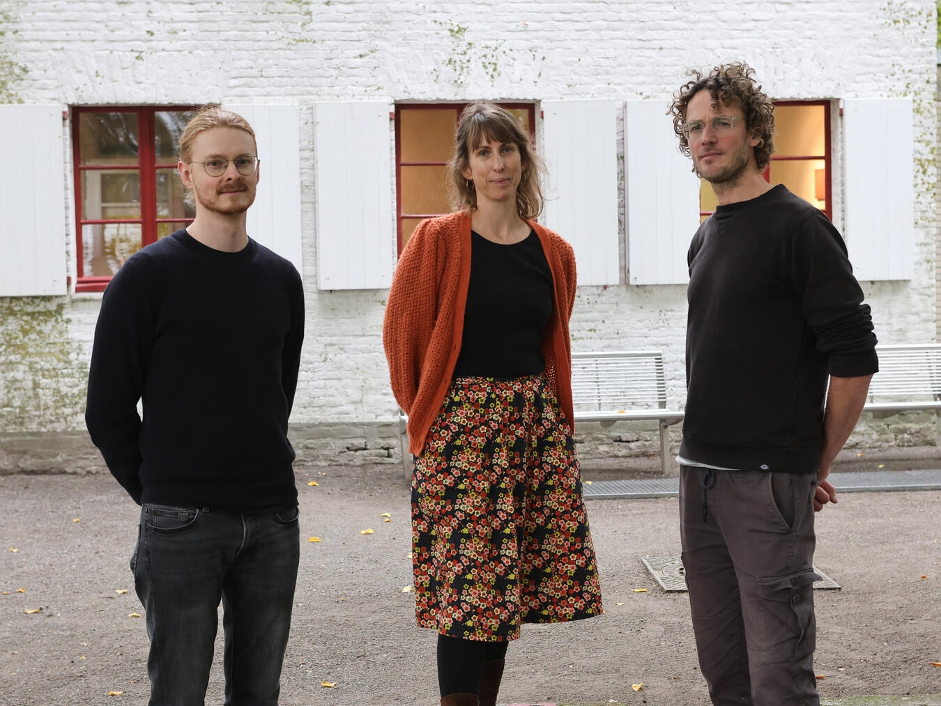 Die deutsch-Niederländische Tandemausstellung des Kunstvereins Emmerich im Haus im Park geht nun zu Ende: (v. l.) Jonny Isaak (Köln), Sabine Stein (Kuration Kunstverein Emmerich) und Thom van Rijckevorsel (Amsterdam). Foto: Judith Anna Schmidt