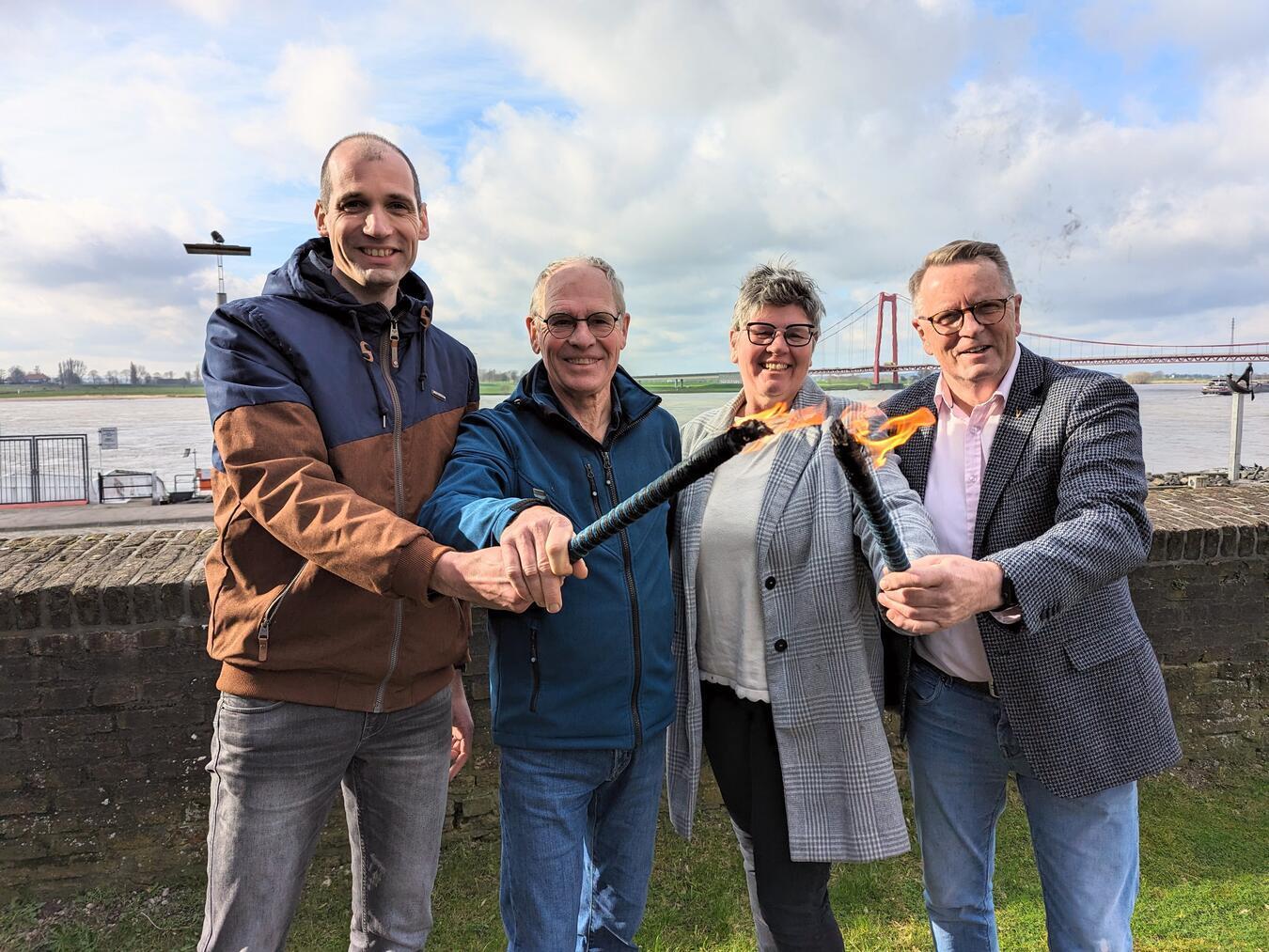 Frieden ohne Landesgrenzen Die diesjährige Freiheitsstaffel zeugt von Freundschaft zwischen zwei Ländern: (v. l.) Tim Terhorst (Stadt Emmerich), Toon Masselink (Oude IJsselstreek), Christa van Dee, Henk Groote (Montferland). NN-Foto: JK