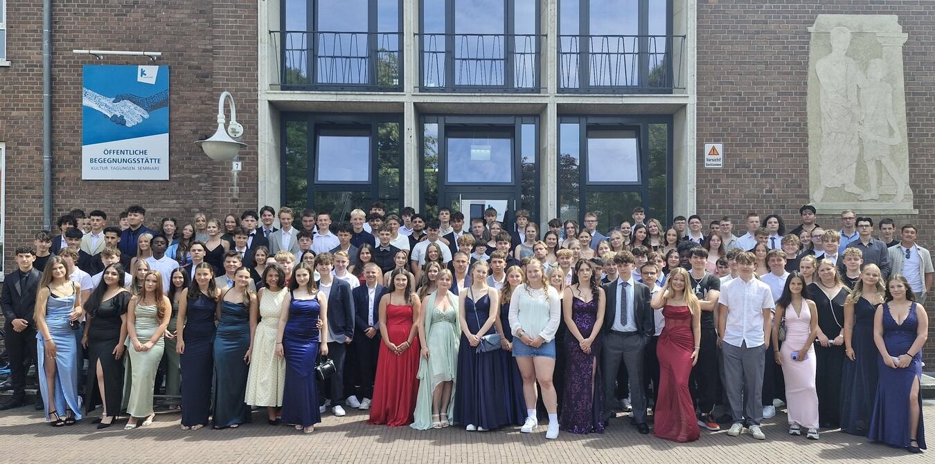 "Absolventen der Gesamtschule Kevelaer, Jahrgänge 10 und 9SD, bei der Abschlussfeier."