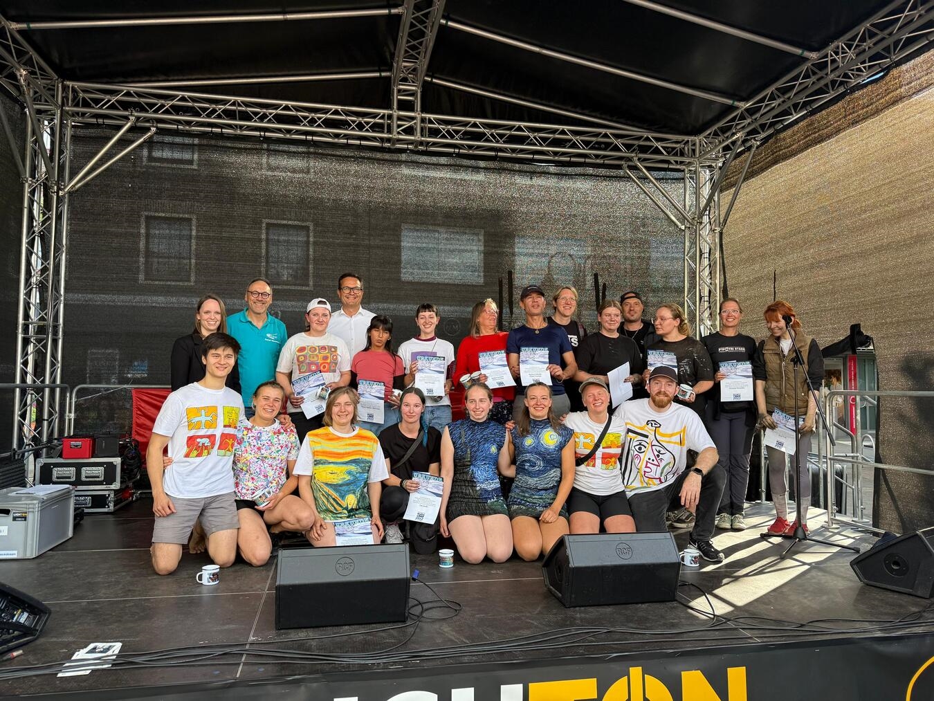 Die diesjährigen Gewinner im Bereich Straßenkunst- und –Musik zusammen mit Sarah Bousart (hinten, 2.v.l., Stadtwerke Geldern), Rainer Niersmann (hinten 4.v.l.) und Bürgermeister Sven Kaiser (hinten 4.v.r.). Foto: Stadt Geldern 