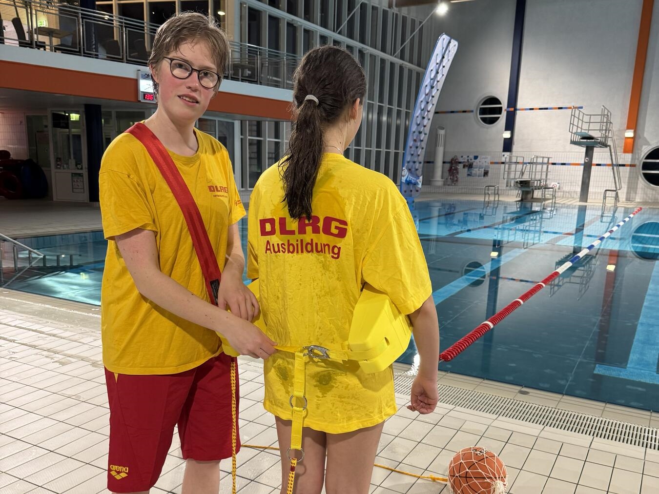 "DLRG Goch gratuliert Gia zu großem Erfolg, Gruppenfoto, Feierlicher Moment"