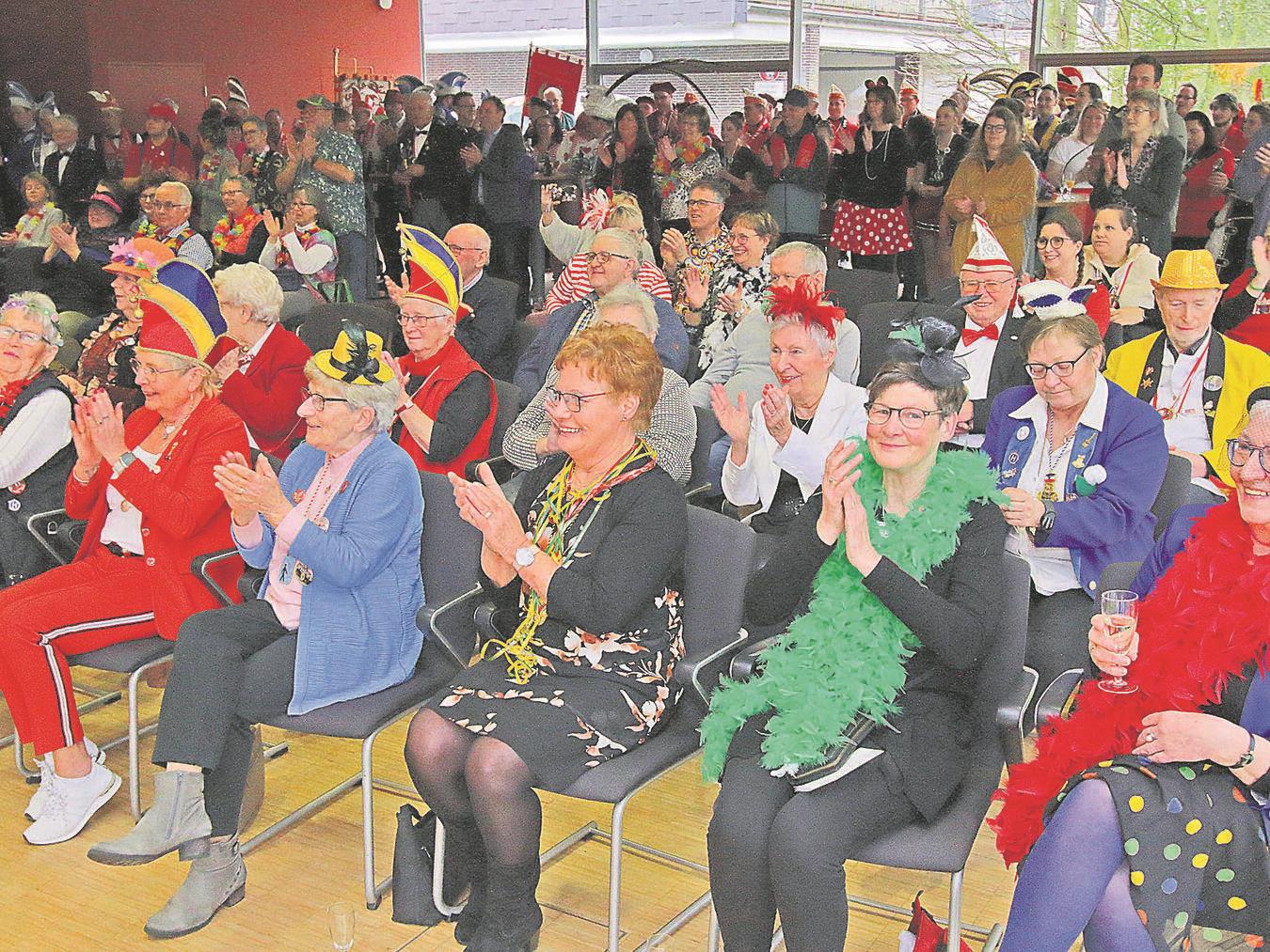 Die „Drachentöchter“ der vergangenen Jahre durften bei der Preisverleihung nicht fehlen. Sie gratulieren Irmgard Marten und hießen sie in ihren Reihen willkommen.