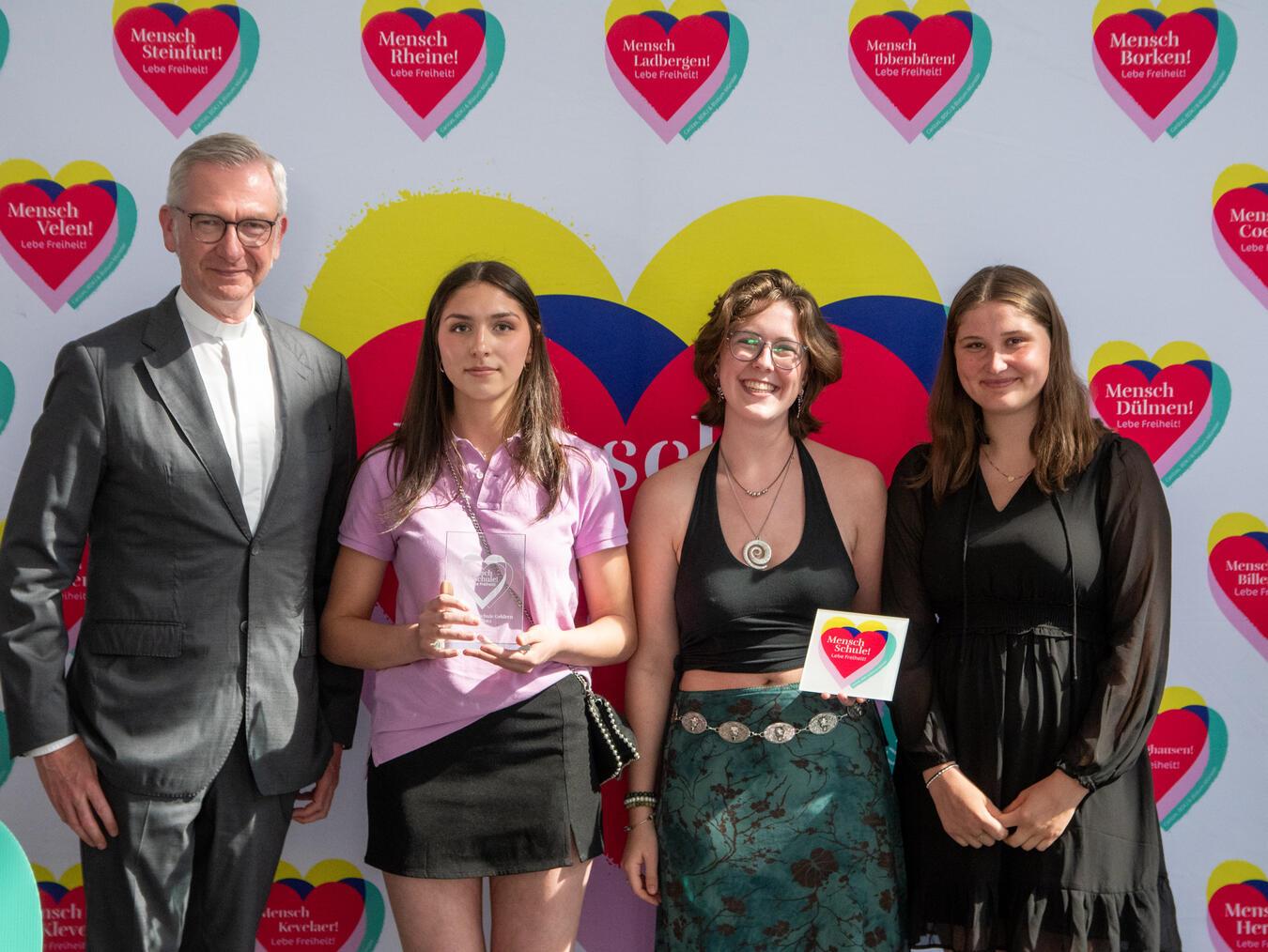 Die drei Abiturientinnen von der Liebfrauenschule Geldern setzten mit ihrem Reel auf die Wirkung kurzer, pointierter Social-Media-Trends und erhielten dafür den zweiten Platz Foto:.Bischöfliche Pressestelle/A.C Ladermann