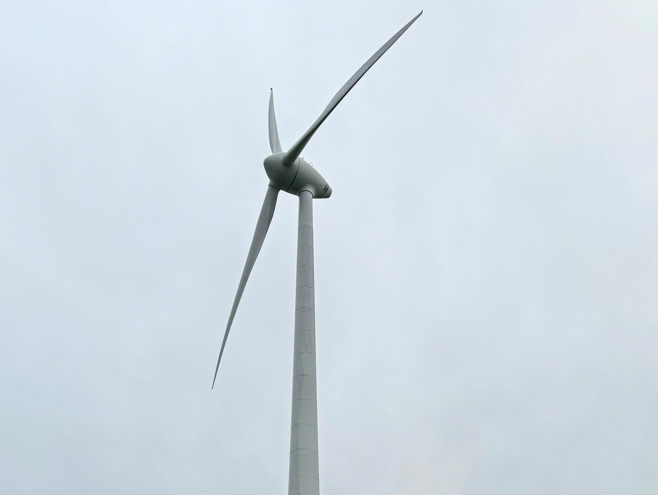 Die drei alten Windenergieanlagen in Veen – hier ist eine von ihnen zu sehen – werden im Sommer abgeschaltet und ab August vollständig zurückgebaut. NN-Foto: SP