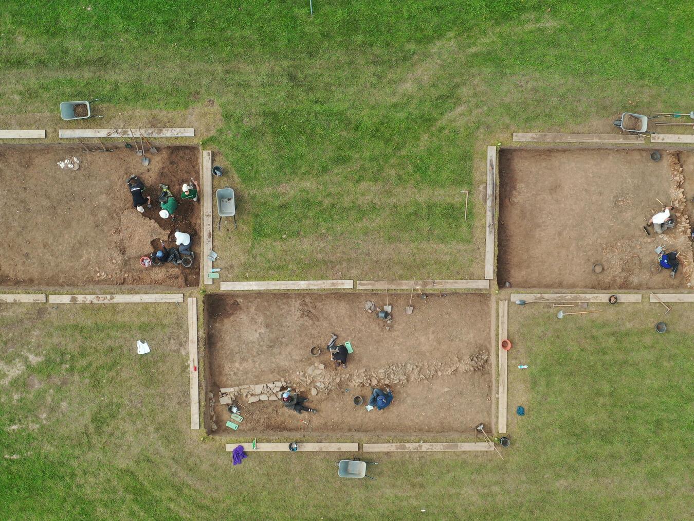 Römische Mauerreste entdeckt Die drei Ausgrabungsareale von oben betrachtet. Foto: Stephanie Lomp