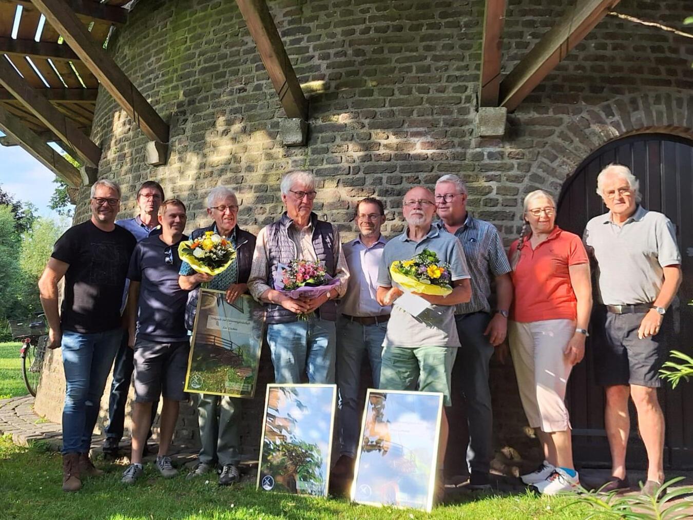 „Denkmal an Sonsbeck“ stellt sich auf für die Zukunft Die drei ausscheidenden Vorstandsmitglieder und der neue Vorstand(v.l.): Thomas Grütters, Viktor Ingendae, David Riedel, Leo Giesbers, Heinz-Peter Kamps, Ludger van Bebber, Peter Labudda, Andre Verhoeven, Marlies Hageney und Willi Hageney. Foto: Denkmal an Sonsbeck