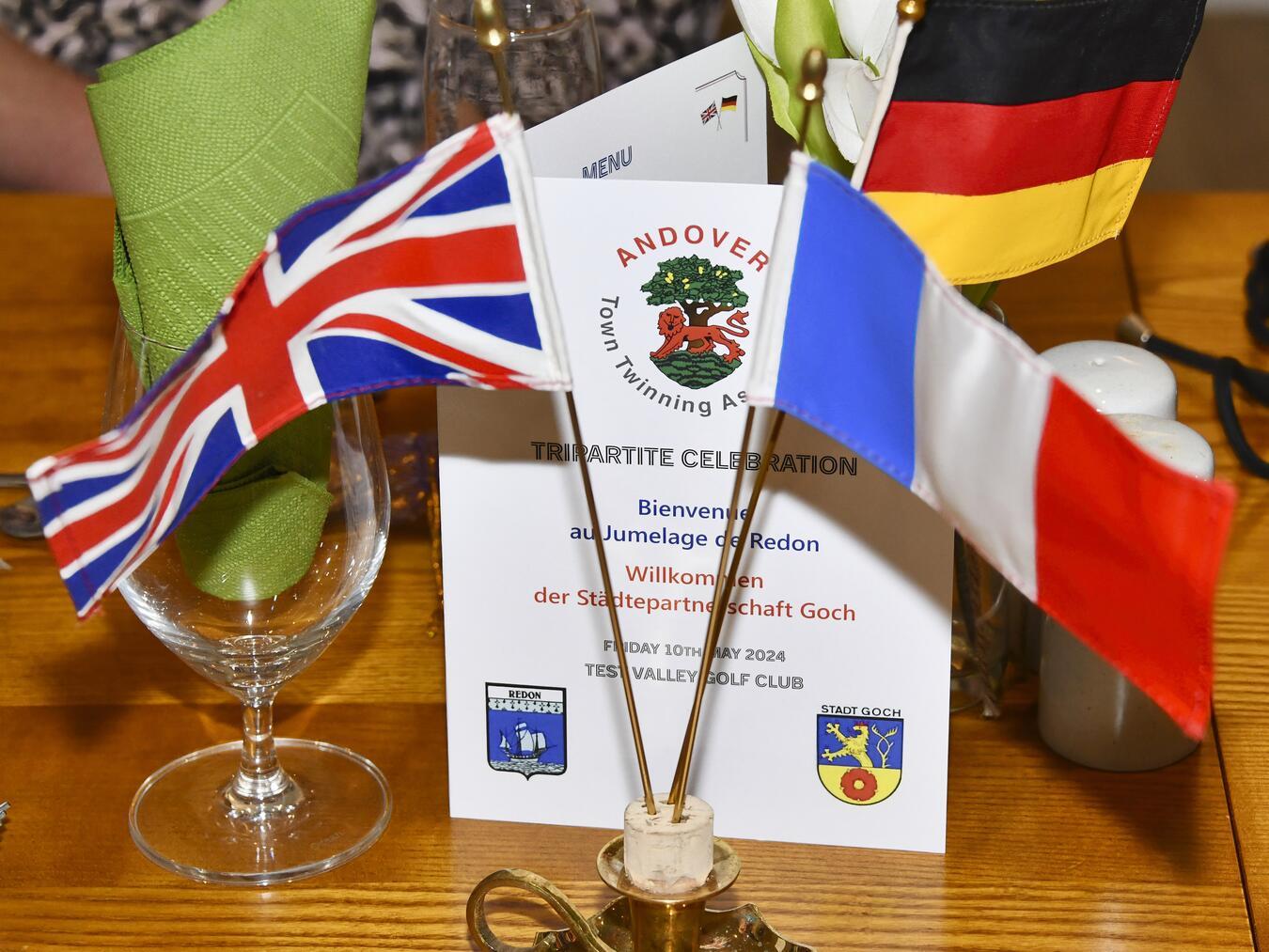 Die drei Fahnen beim Dinner. Foto: privat