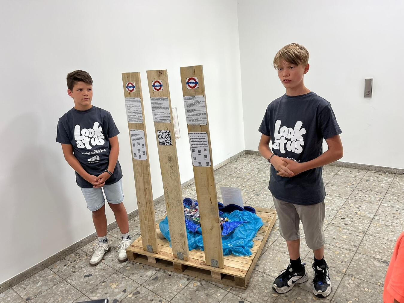 Die drei Holzstelen tragen Informationen über die Themen Zigaretten, Inhaltsstoffe und Wirkung, Wirtschaft und Industrie sowie Umweltprobleme und zeigen viele Anregungen, um gar nicht erst zu rauchen oder mit dem Rauchen aufzuhören.Foto: privat