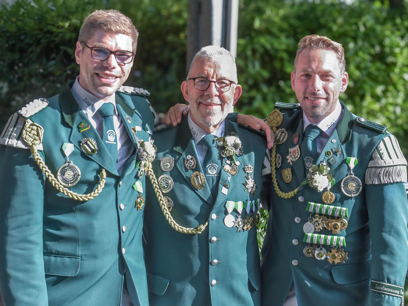 Die drei Königsanwärter der St.-Sebastian-Bruderschaft: (v. l.) Christoph Stevens, Jürgen Schorn und Martin Stevens. Am Ende setzte sich Christoph Stevens mit dem 89. Schuss durch. NN-Foto: Gerhard Seybert