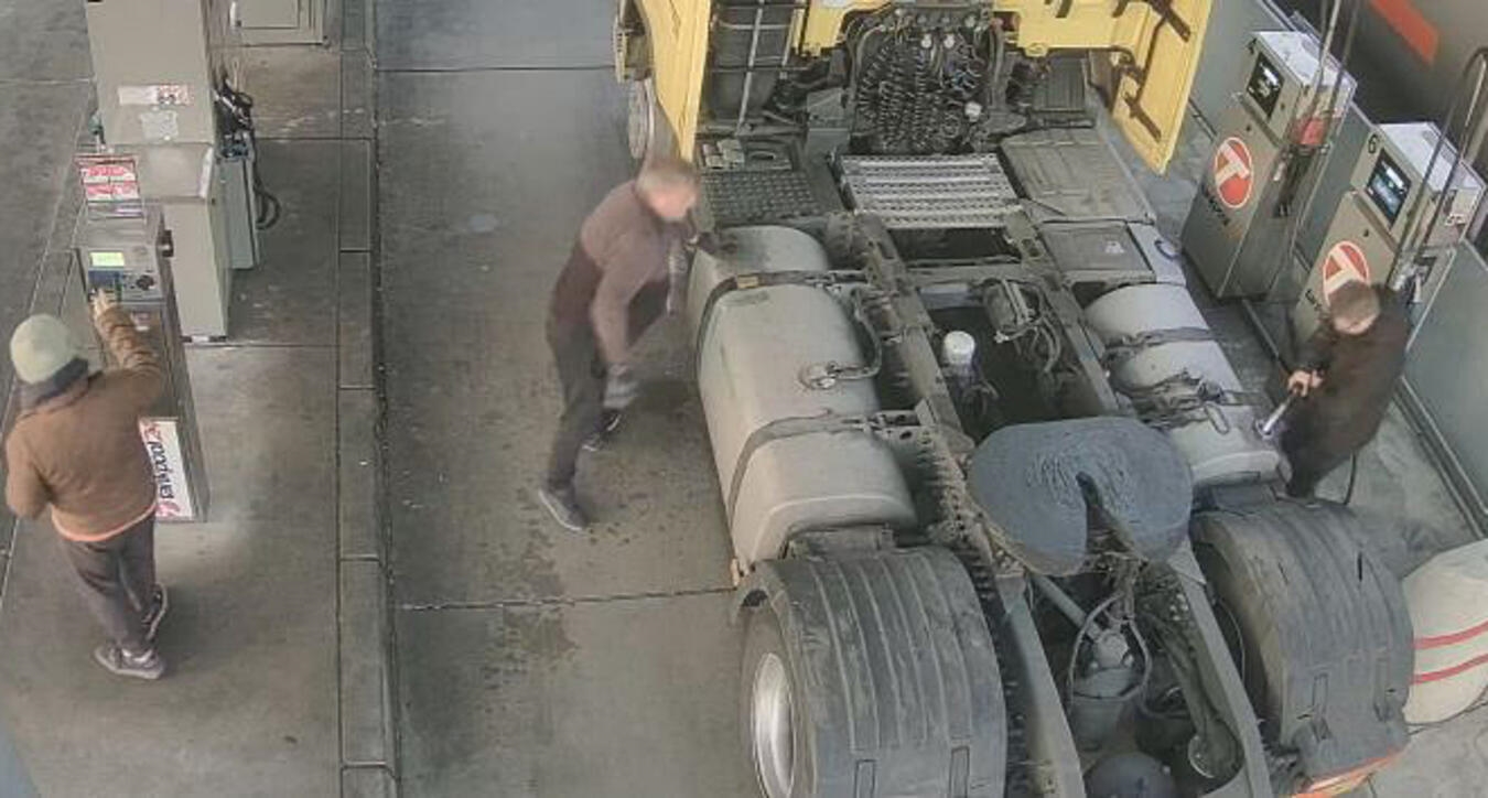 Wer kennt diese drei Männer? Die drei Männer wurden bei der Tat von einer Überwachungskamera aufgezeichnet. Fotos: Polizei