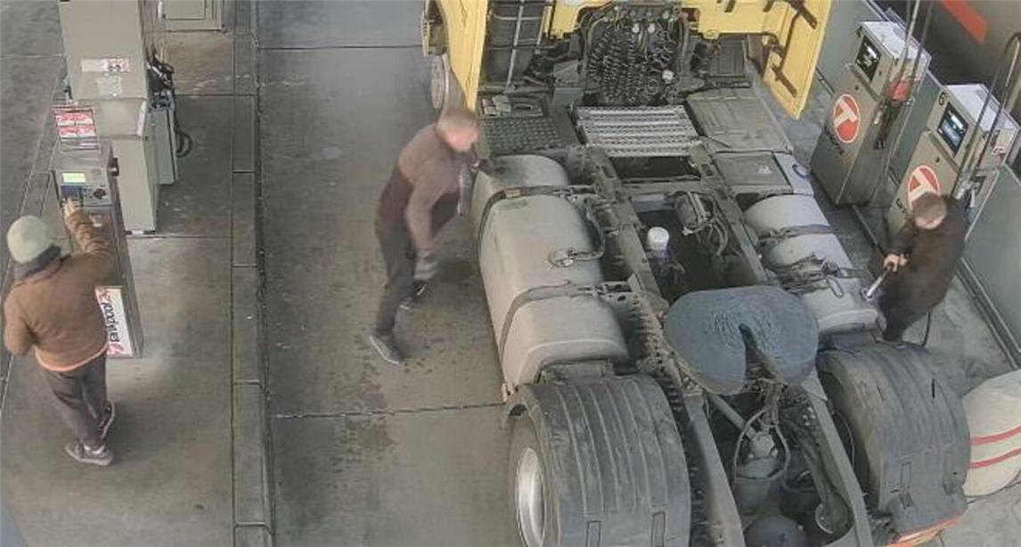 Die drei Männer wurden bei der Tat von einer Überwachungskamera aufgezeichnet. Fotos: Polizei