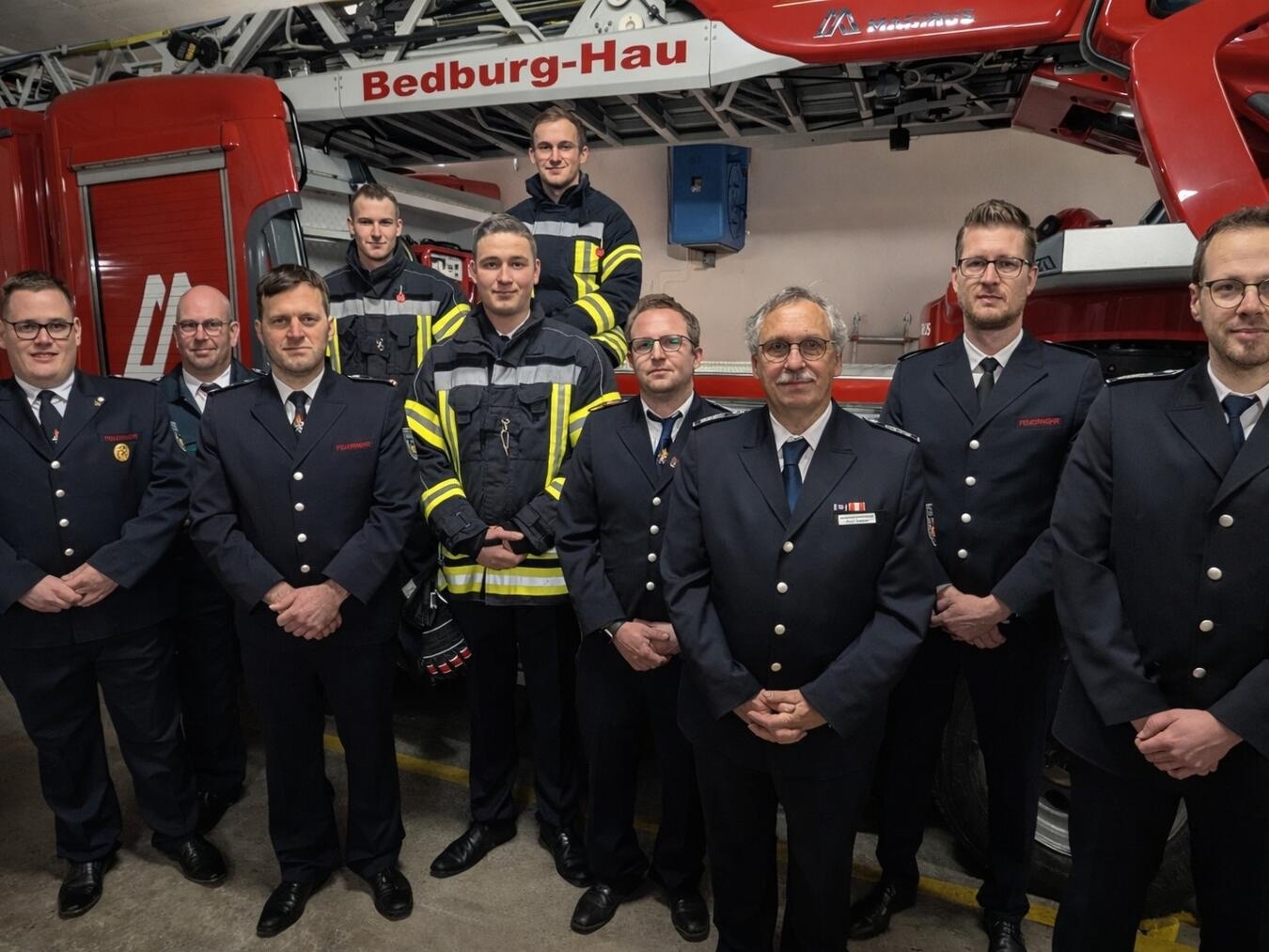 Die drei neuen Einsatzkräfte aus der Jugendfeuerwehr wurden im Beisein der Feuerwehrleitung sowie der Löscheinheitsführer offiziell in den aktiven Dienst der Freiwilligen Feuerwehr Bedburg-Hau übernommen. Foto: Feuerwehr Bedburg-Hau