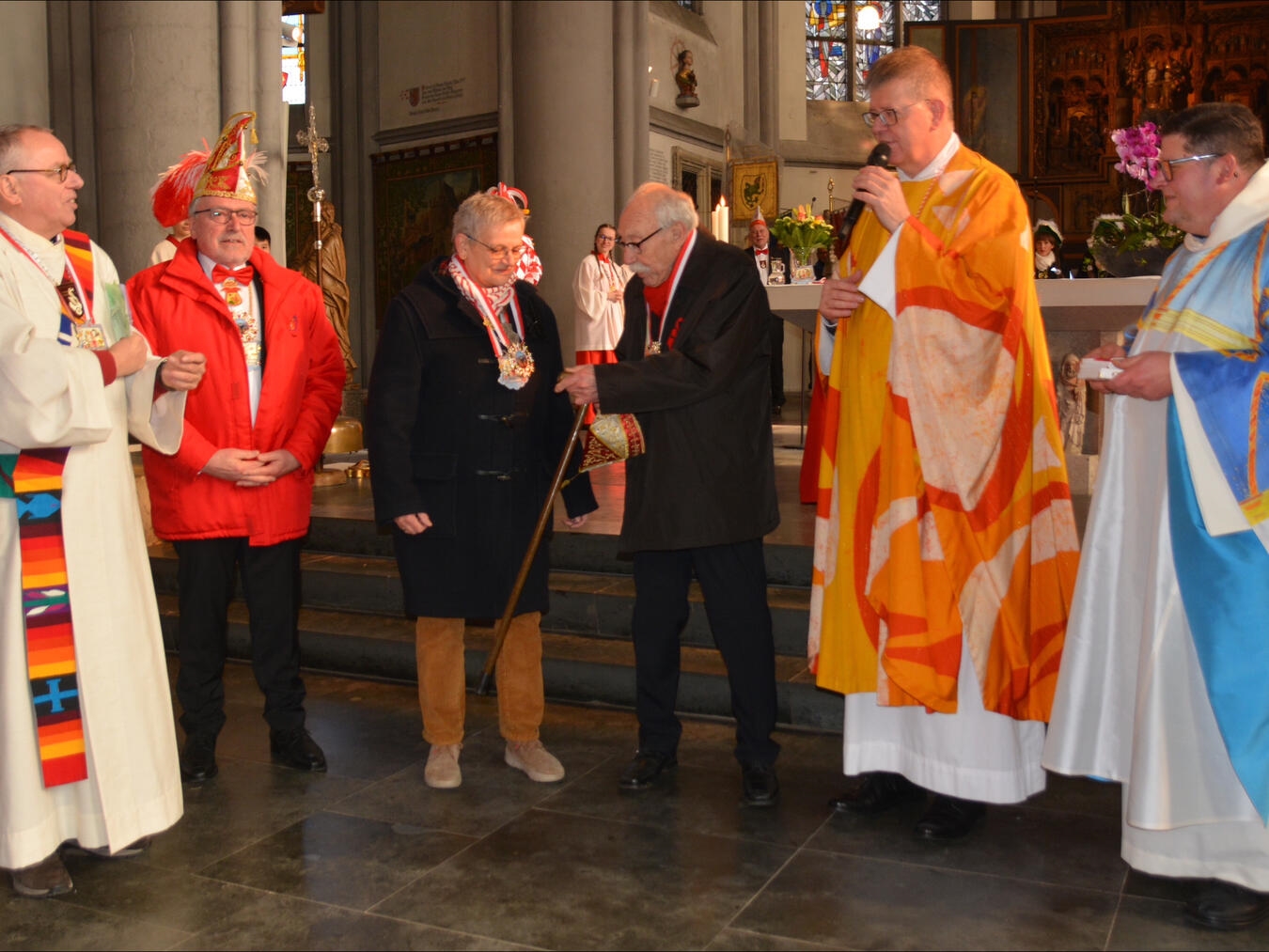 Die drei Ordensträger: Helmut Schumacher (3.v.r.), Petra Rincke und Toni Hermsen (2.v.l.). Foto: Claudia Boßmann