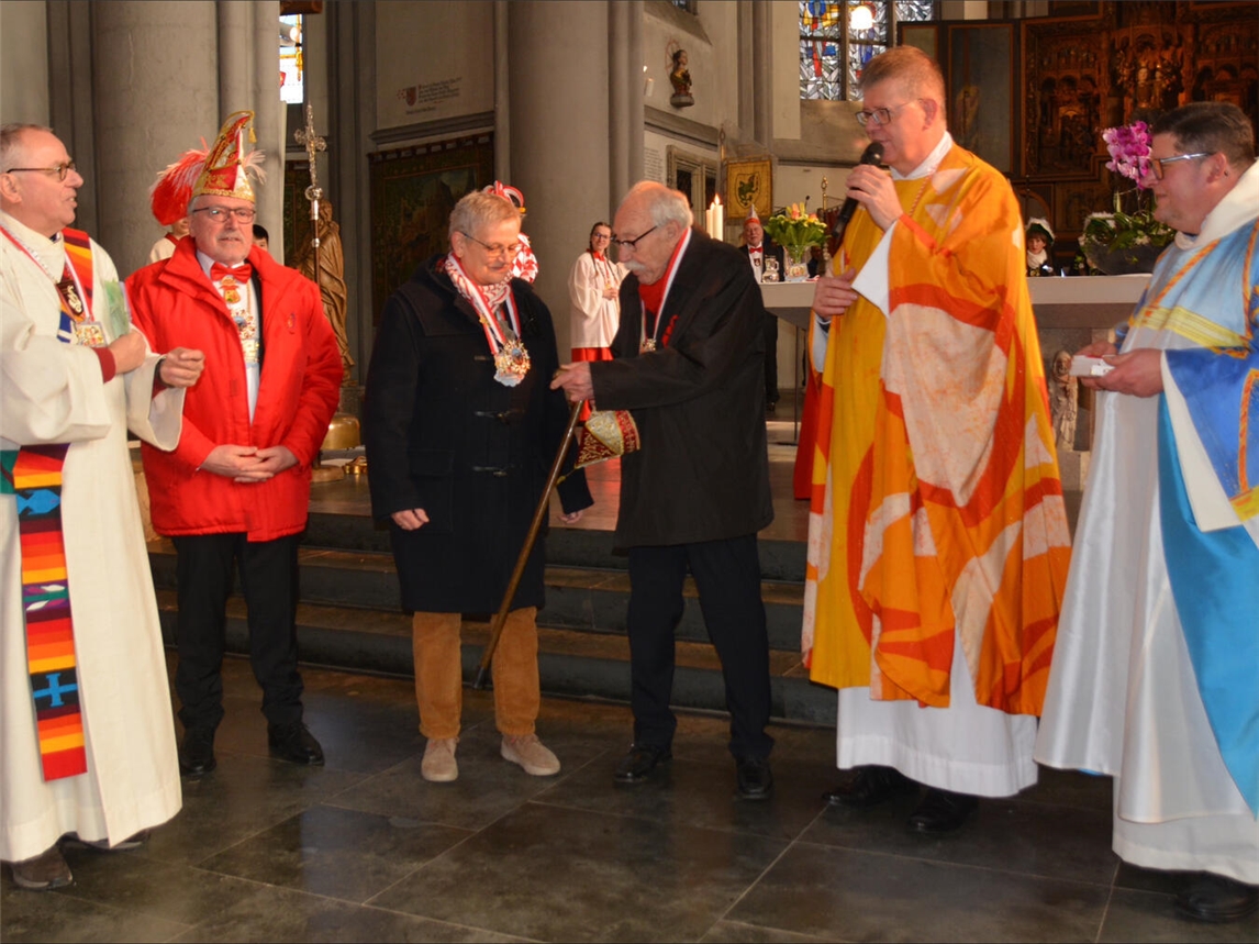 Die drei Ordensträger: Helmut Schumacher (3.v.r.), Petra Rincke und Toni Hermsen (2.v.l.). Foto: Claudia Boßmann