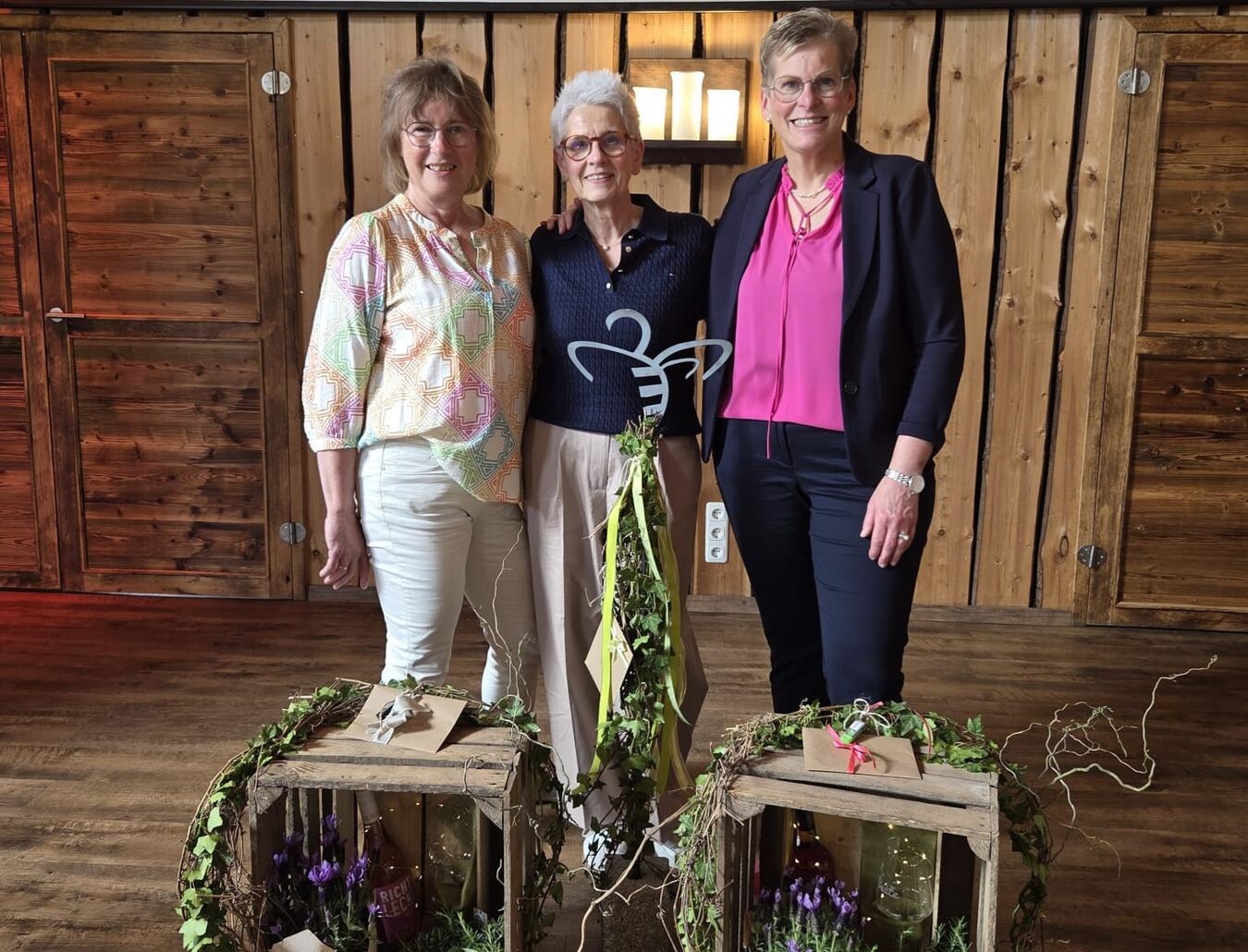 "Vorstandsabschied: Maria Quinders, Annette Cleven, Beate Cleven lächelnd bei Zeremonie"