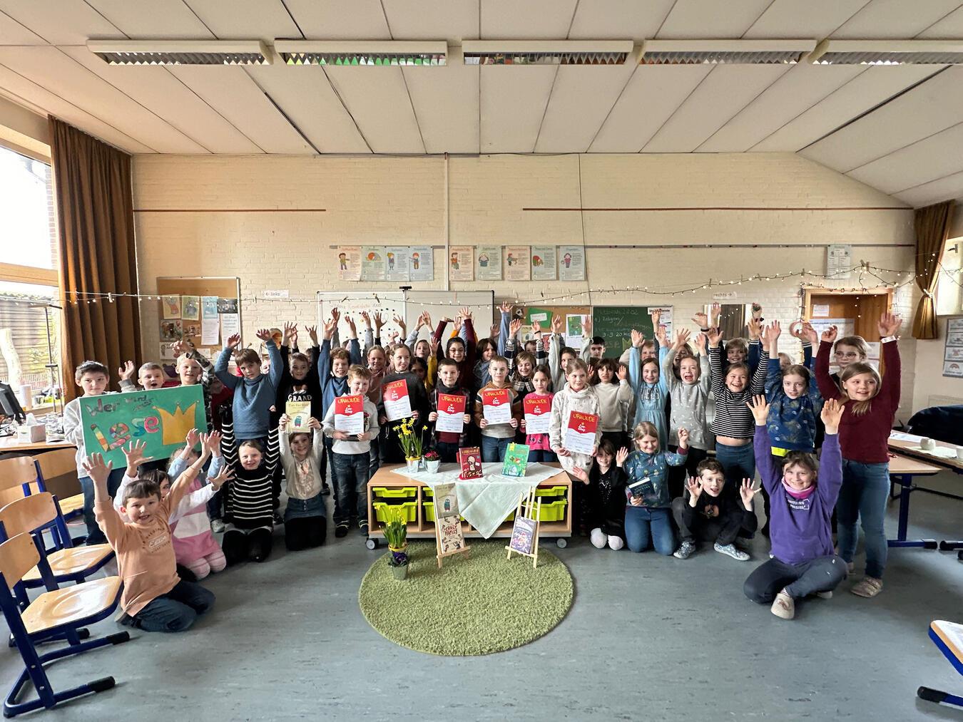 Die Drittklässler der Wisseler Grundschule freuten sich mit den Finalisten. NN-Fotos (2): SP