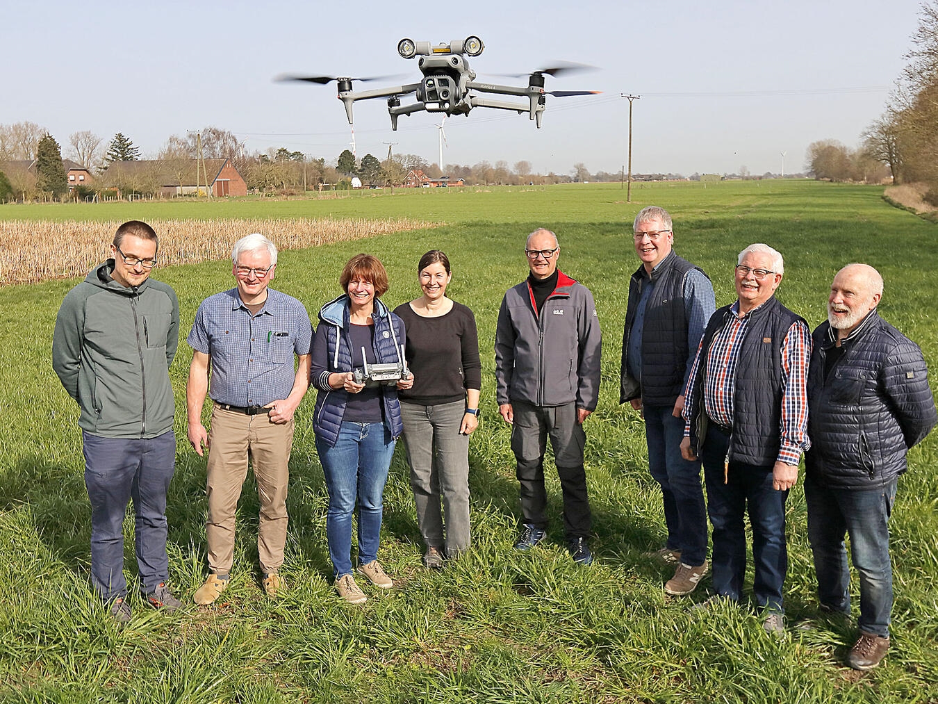 Die Drohne in Action: Ehrenamtler der Ornithologischen Arbeitsgemeinschaft Sonsbeck (OAS), Landwirte und der Entwickler Tobias Dahms (l.) waren beim Probeflug dabei. NN-Foto: Theo Leie