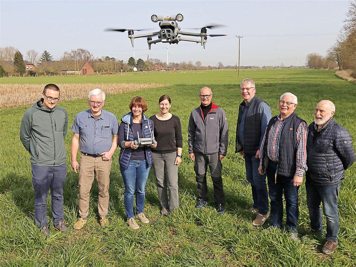 Die Drohne in Action: Ehrenamtler der Ornithologischen Arbeitsgemeinschaft Sonsbeck (OAS), Landwirte und der Entwickler Tobias Dahms (l.) waren beim Probeflug dabei. NN-Foto: Theo Leie