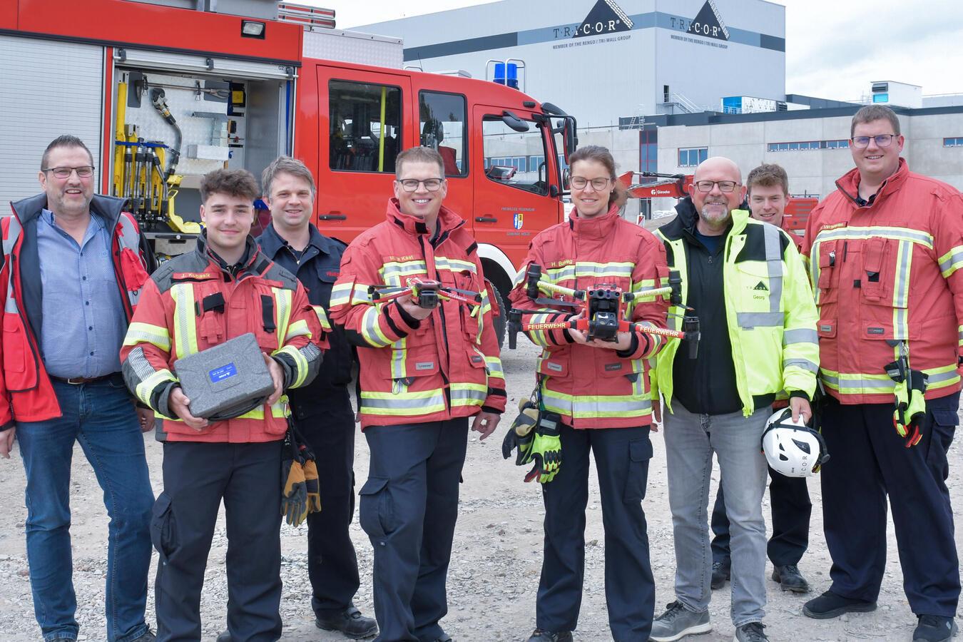 Die Drohnen können in Zukunft auch innerhalb von Gebäuden zum Einsatz kommen. Zu sehen sind Lothar Heinzelmann (l. Tricor), Dominik Behet (Feuerwehr Weeze 3.vl) und Georg Feltes (Tricor 6.v.l.) mit Mitgliedern der Feuerwehr Weeze. NN-Fotos: Gerhard Seybert