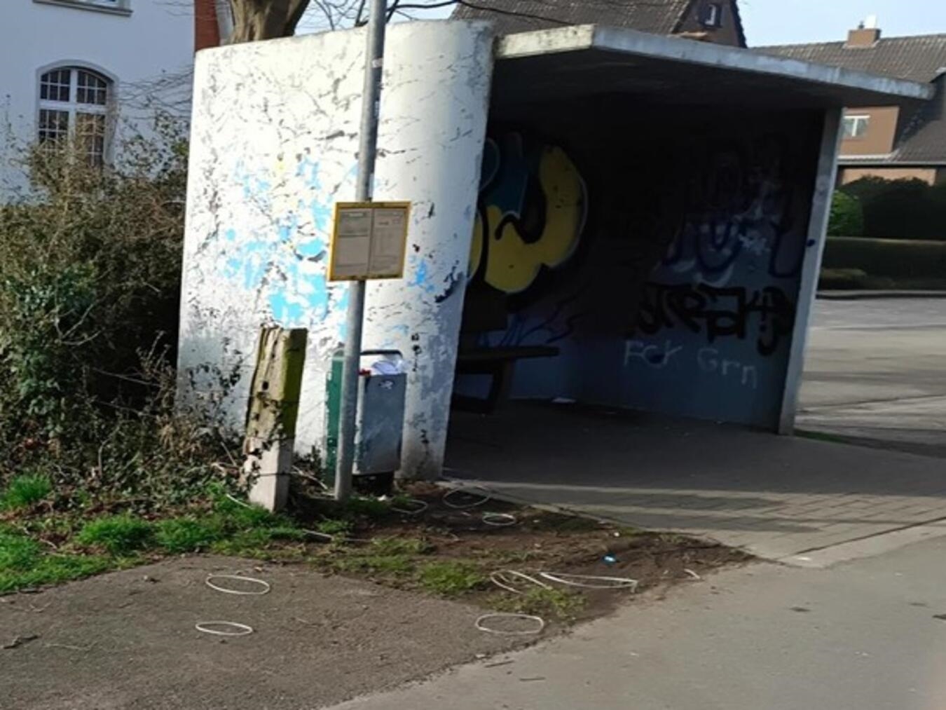 Verpackungsmüll an der Bushaltestelle in Haldern