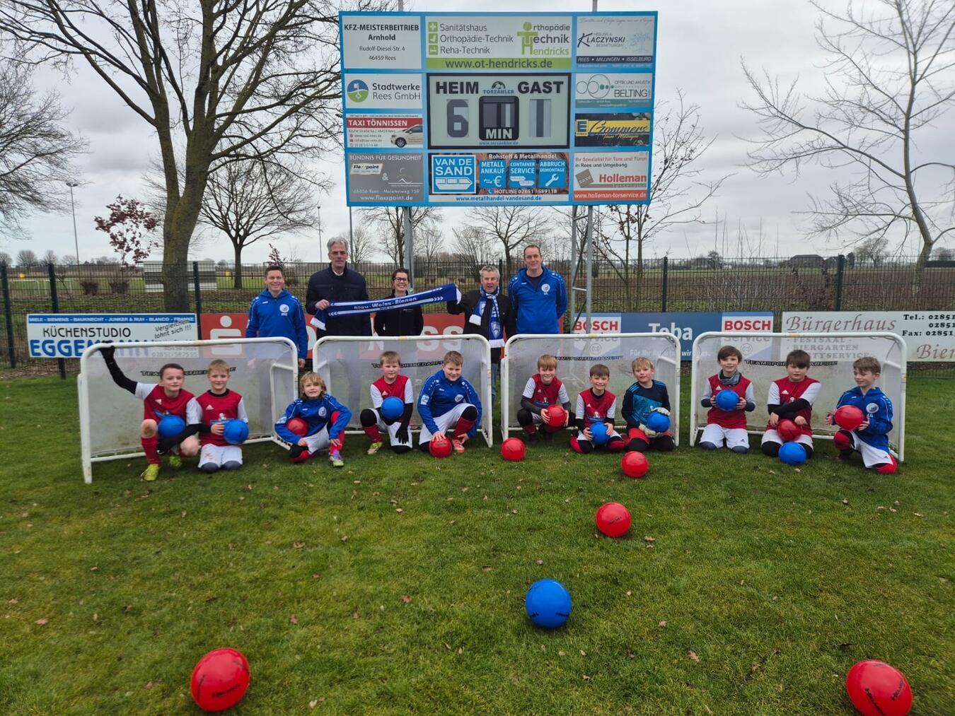 Die Spieler und Betreuer der E-Jugend der JSG Bienen-Millingen mit ihren neuen Toren.