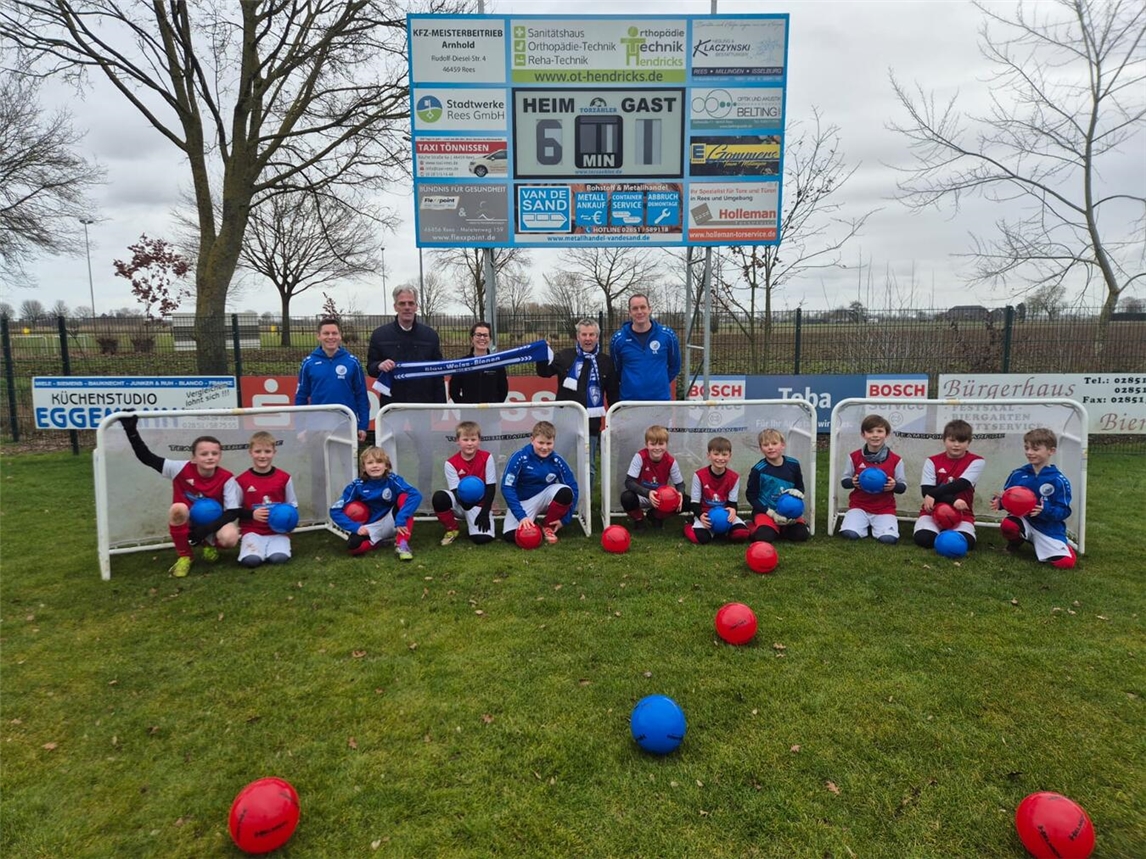 Die Spieler und Betreuer der E-Jugend der JSG Bienen-Millingen mit ihren neuen Toren.