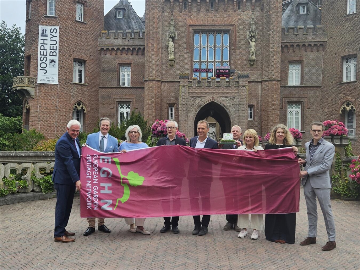 EGHN-Flagge am Parkeingang im Wind, Symbol für europäische Gartennetzwerk-Integration.
