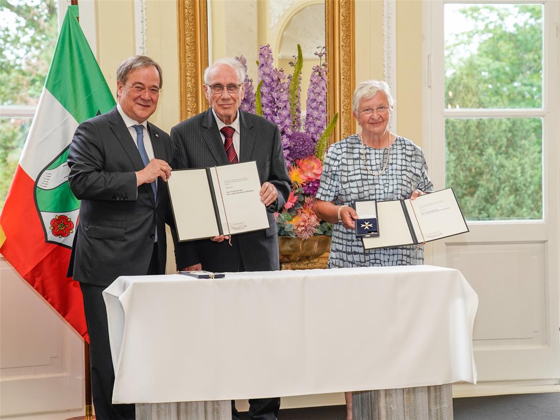Die Eheleute Heribert (m.) und Ursula Hölz (r.) unterstützen seit den 1990er Jahren hilfsbedürftige Menschen und verschiedene Projekte in Bosnien. Dafür verlieh ihnen vor einem Jahr der damalige NRW-Ministerpräsdent Armin Laschet (l.) den Landesverdienstorden. Foto: Land NRW/Günther Ortmann