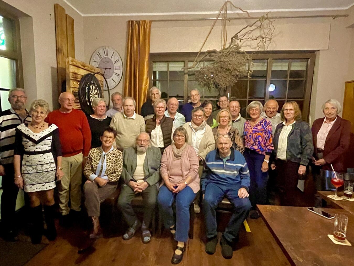 "Klassentreffen der Ehemaligen der Hauptschule Sonsbeck, Gruppenfoto, nostalgische Wiedersehen"