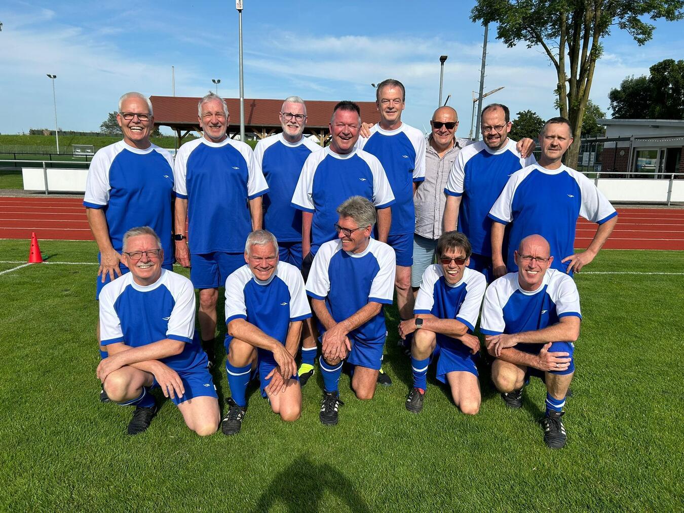 Die ehemaligen Fußballer mussten ihre aktiven Karrieren aufgrund von Verletzungen abbrechen, treffen sich jetzt aber zum „Walking Football“ wieder. Foto: privat