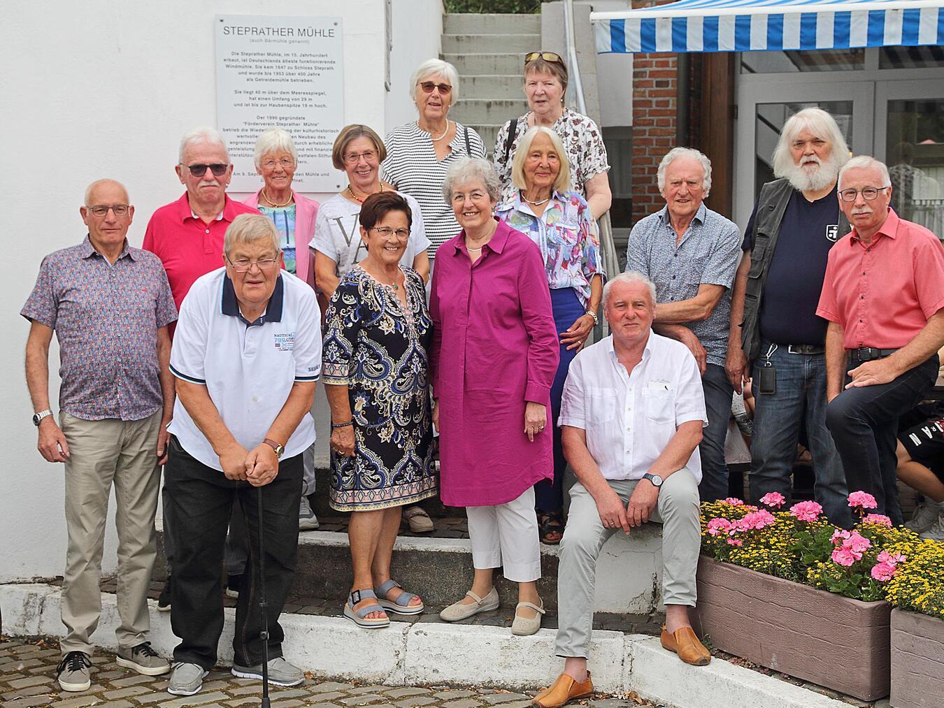 Die ehemaligen Klassenkameraden blickten gemeinsam zurück und feierten ihr Jubiläum.NN-Foto: Theo Leie