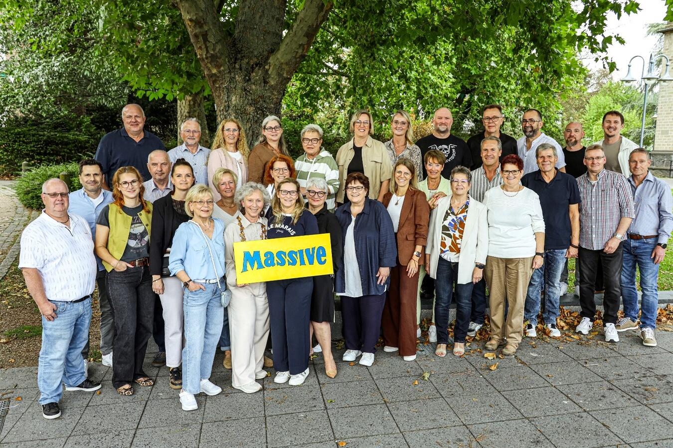 "Ehemalige Kollegen beim gemütlichen Abendessen, Erinnerungen teilen, geselliges Beisammensein, Foto privat"