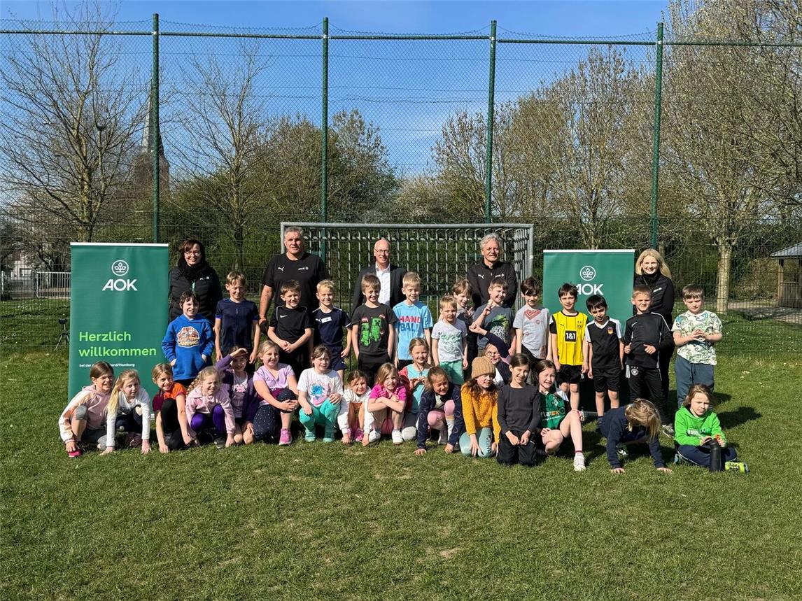 Die ehemaligen Profi-Fußballer Marcel Witeczek und Michael Klinkert trainierten zusammen mit Kindern der Sankt-Antonius Grundschule. Foto: AOK Rheinland