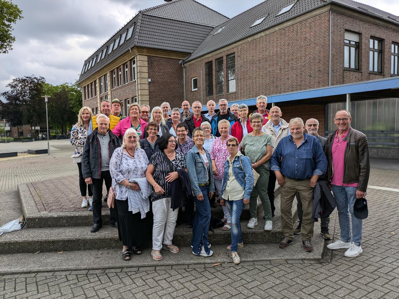 Die ehemaligen Schüler freuten sich über ihr Wiedersehen nach vielen Jahren. Foto: privat
