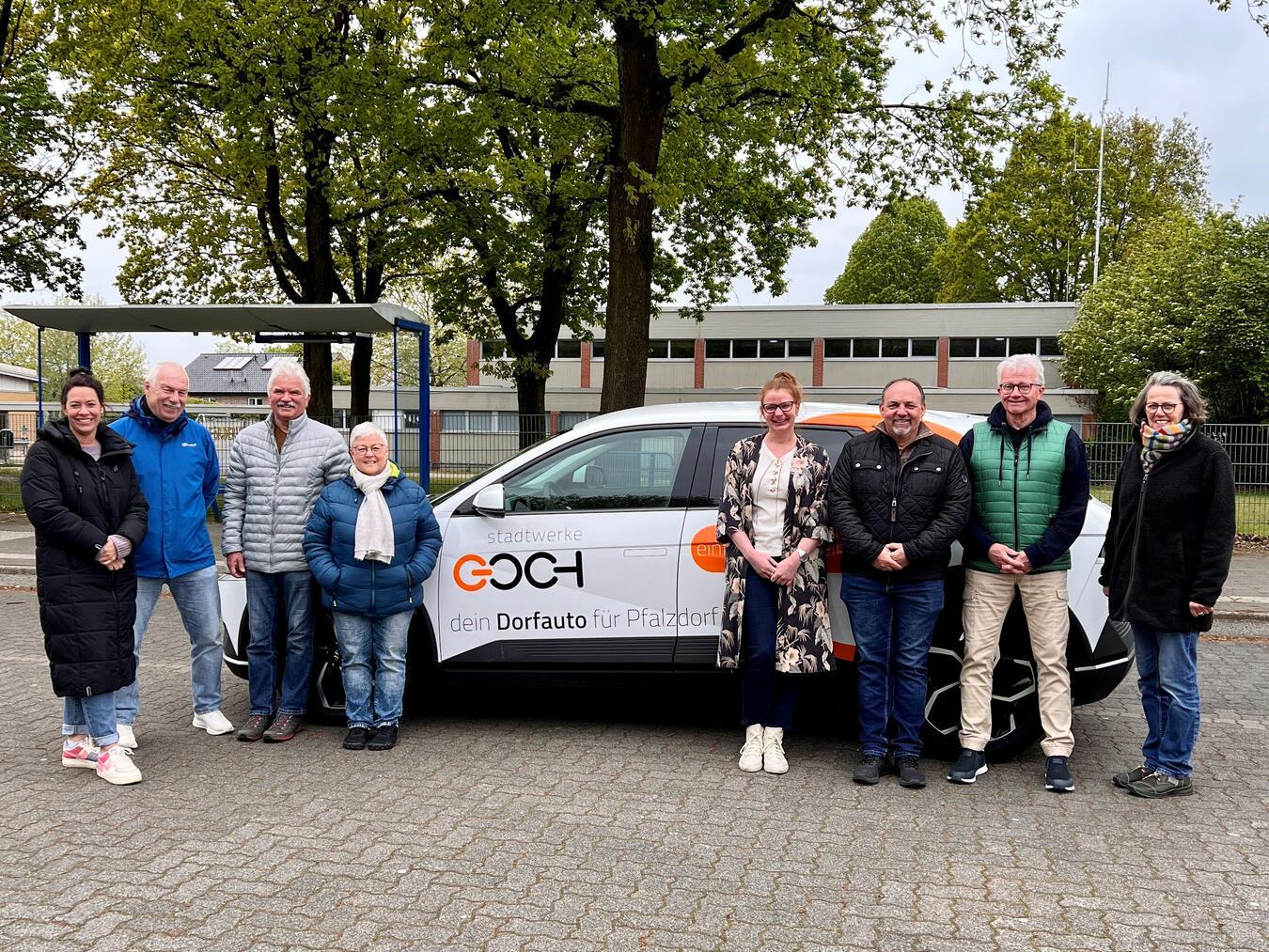 Die Ehrenamtler der Dorfautogemeinschaft Pfalzdorf mit dem Team der Stadtwerke Goch. Foto: Stadtwerke Goch