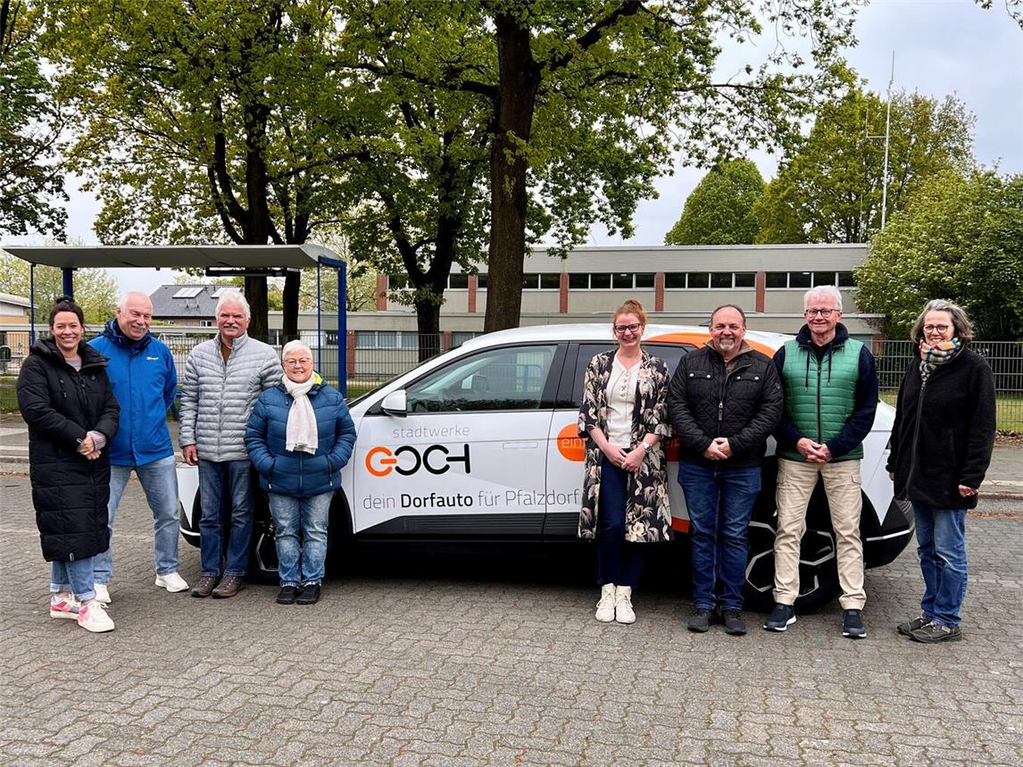 Die Ehrenamtler der Dorfautogemeinschaft Pfalzdorf mit dem Team der Stadtwerke Goch. Foto: Stadtwerke Goch