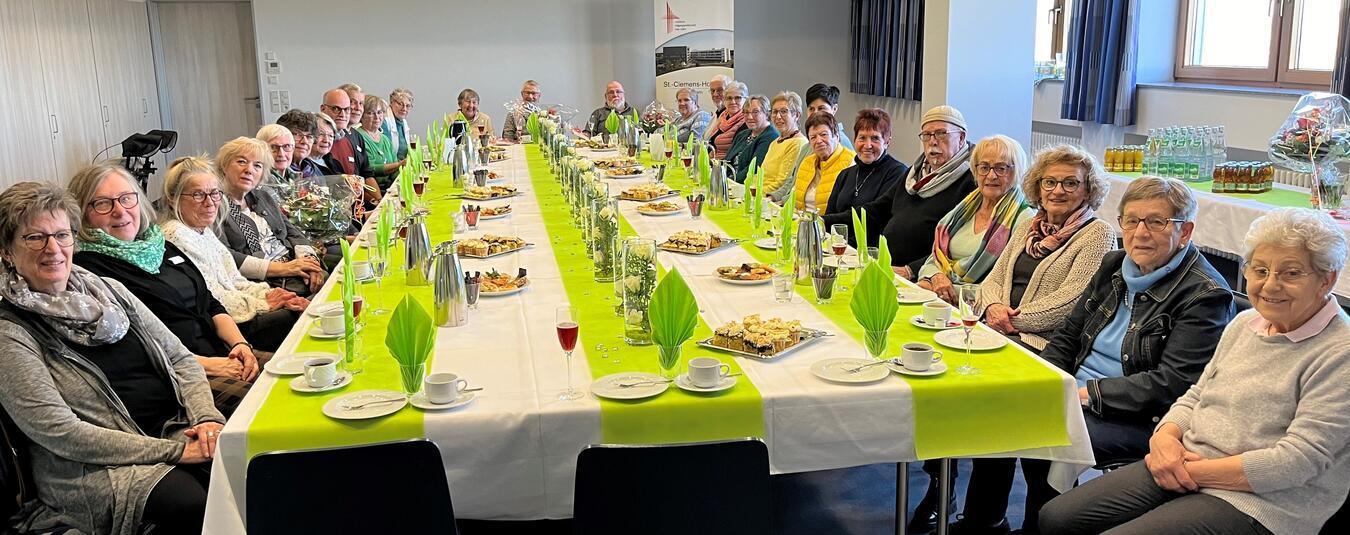 Wertvolle und wichtige Stütze Die Ehrenamtler des Patientendienstes sowie des Christlichen Krankenhausdienstes wurden von Martin Naton, Pastoralreferent in der Klinikseelsorge, und Ludger Broeckmann, stellvertretender Kaufmännischer Direktor des St.-Clemens-Hospitals Geldern, zum Neujahrsempfang inklusive Kaffeetafel begrüßt.Fotos: Elke Wiegmann/St.-Clemens-Hospital Geldern