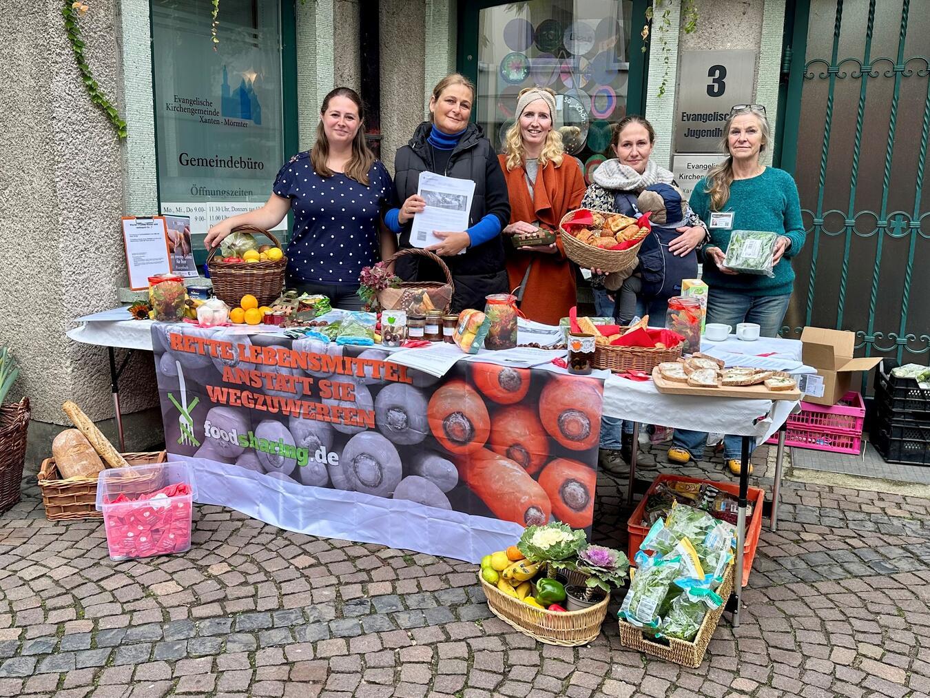 Die Ehrenamtler retten regelmäßig Lebensmittel vor der Mülltonne. NN-Fotos (3): SP