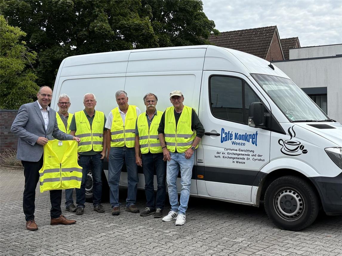 Die Ehrenamtlichen des Café Konkret in Weeze freuen sich über neue Warnwesten, die mit finanzieller Unterstützung der Volksbank an der Niers angeschafft werden konnten.Foto: Volksbank