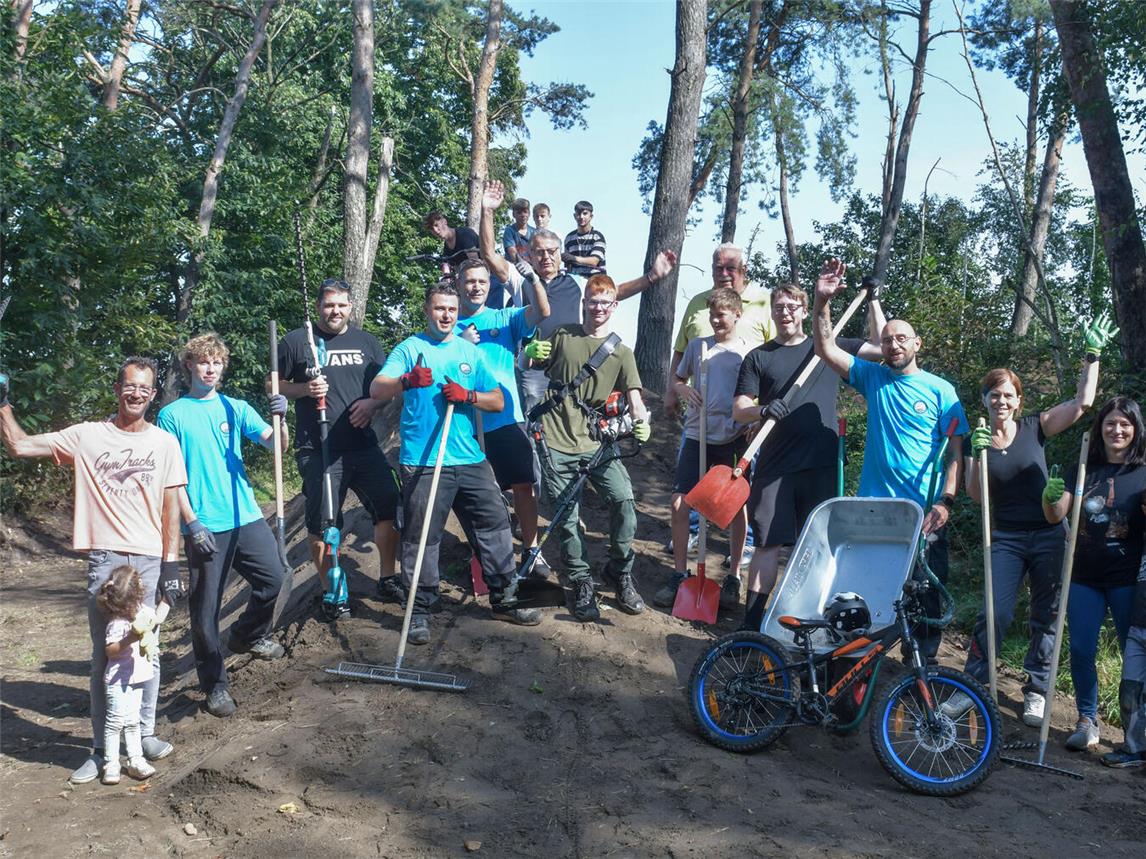 Die ehrenamtlichen Helfer arbeiten zurzeit jeden Samstag, um die Mountainbike-Strecke auf der Bönninghardt zu erschaffen. NN-Fotos: Gerhard Seybert