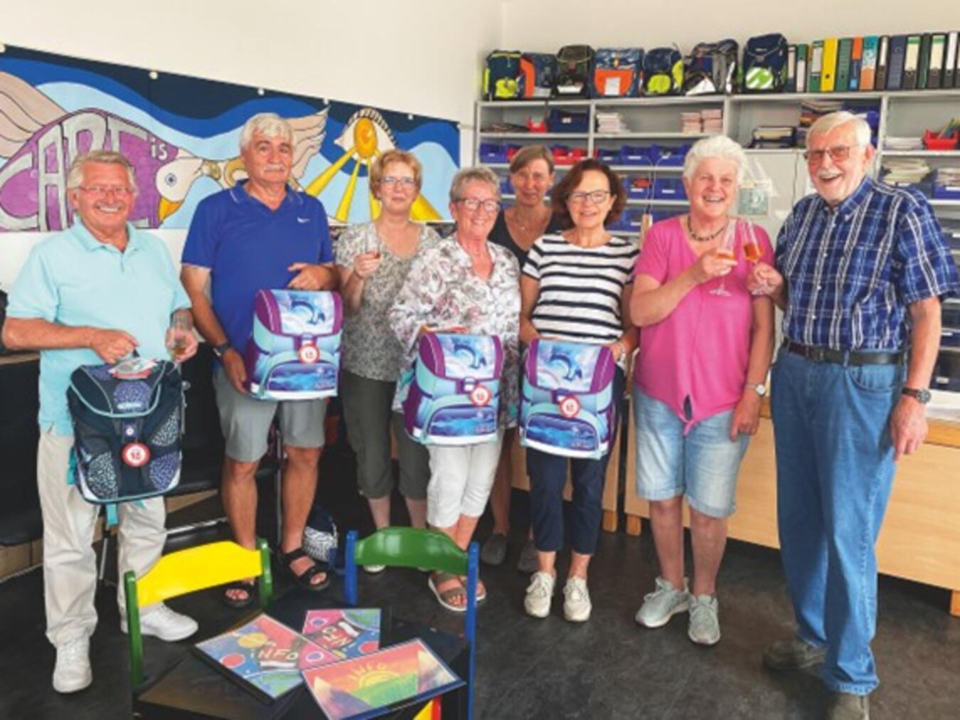 Die ehrenamtlichen Helfer im Schulmaterialmagazin stoßen auf das zehnjährige Jubiläum an. Sie freuen sich auch in diesem Jahr wieder auf die Ausgabe des Schulmaterials rechtzeitig zu Schulbeginn.Foto: privat