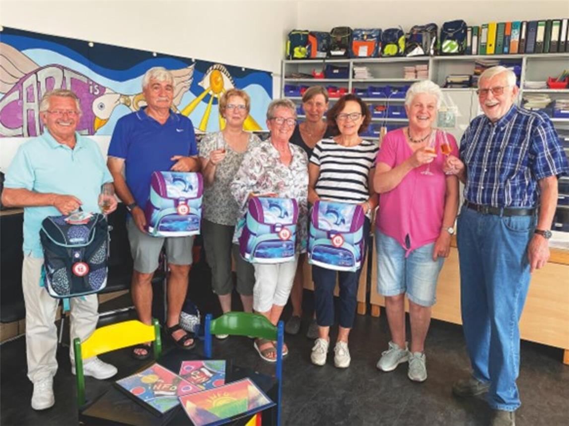 Die ehrenamtlichen Helfer im Schulmaterialmagazin stoßen auf das zehnjährige Jubiläum an. Sie freuen sich auch in diesem Jahr wieder auf die Ausgabe des Schulmaterials rechtzeitig zu Schulbeginn.Foto: privat