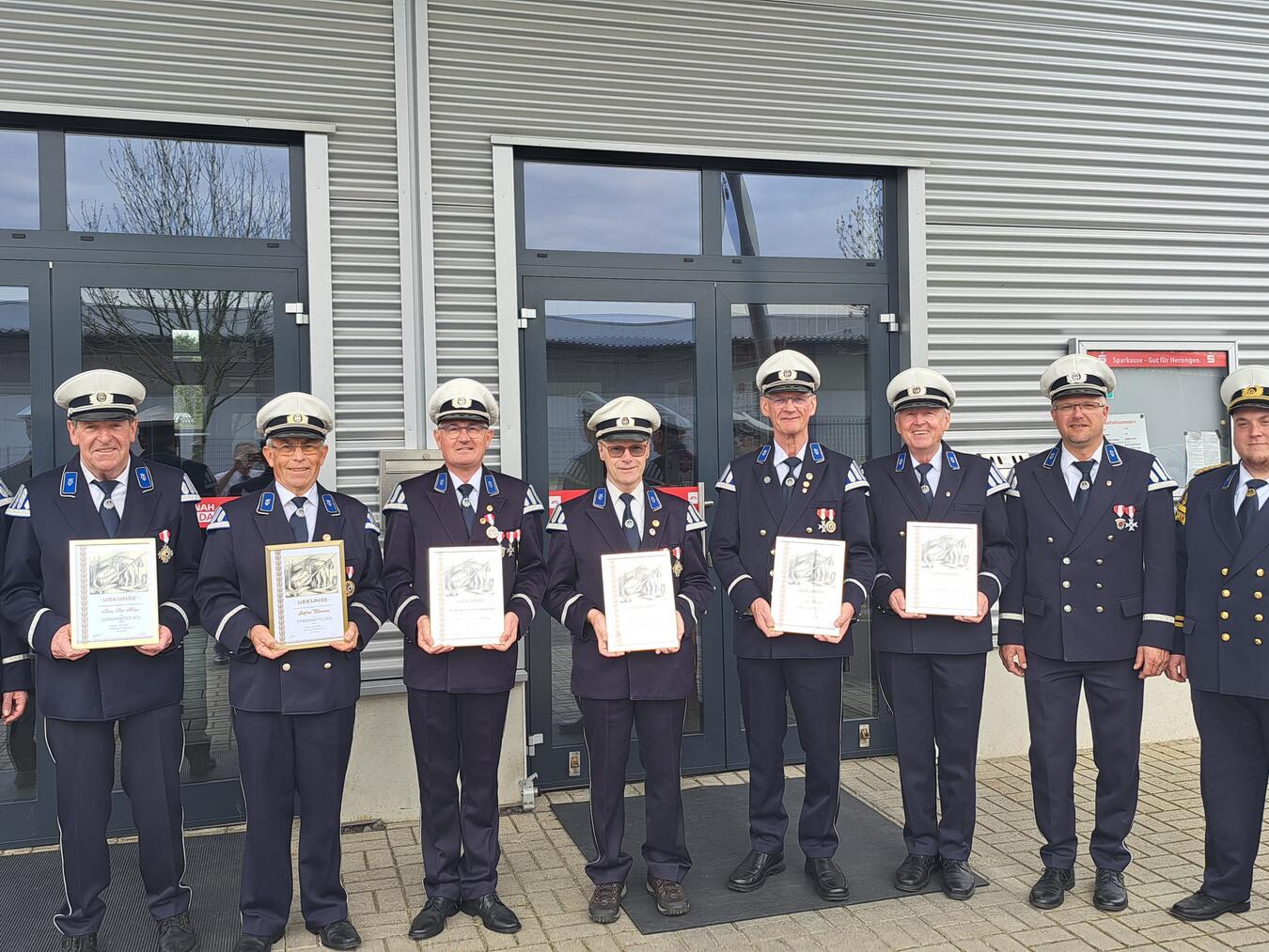Stiftungsfest des Tambourcorps Herongen Die Ehrenmitglieder des Tambourcorps Herongen. Foto: privat