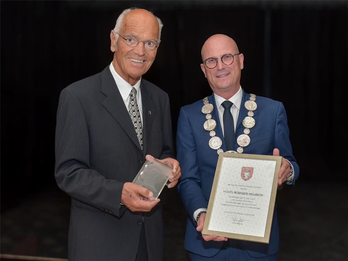 Die Ehrenplakette der Stadt Emmerich hat Bürgermeister Peter Hinze (r.) im Namen des Rates an Rüdiger Helmich (l.) verliehen. Damit würdigt die Stadt dessen ehrenamtliche Verdienste um den Sport. NN-Foto: G. Seybert