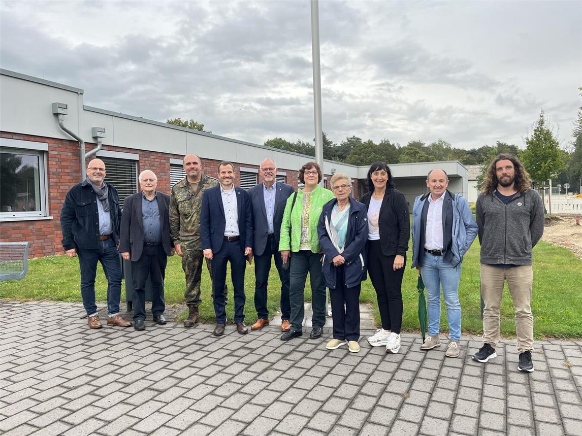 Die Ehrenringträger besuchten mit Bürgermeister Kuse das Materiallager Straelen. Foto: Stadt Straelen