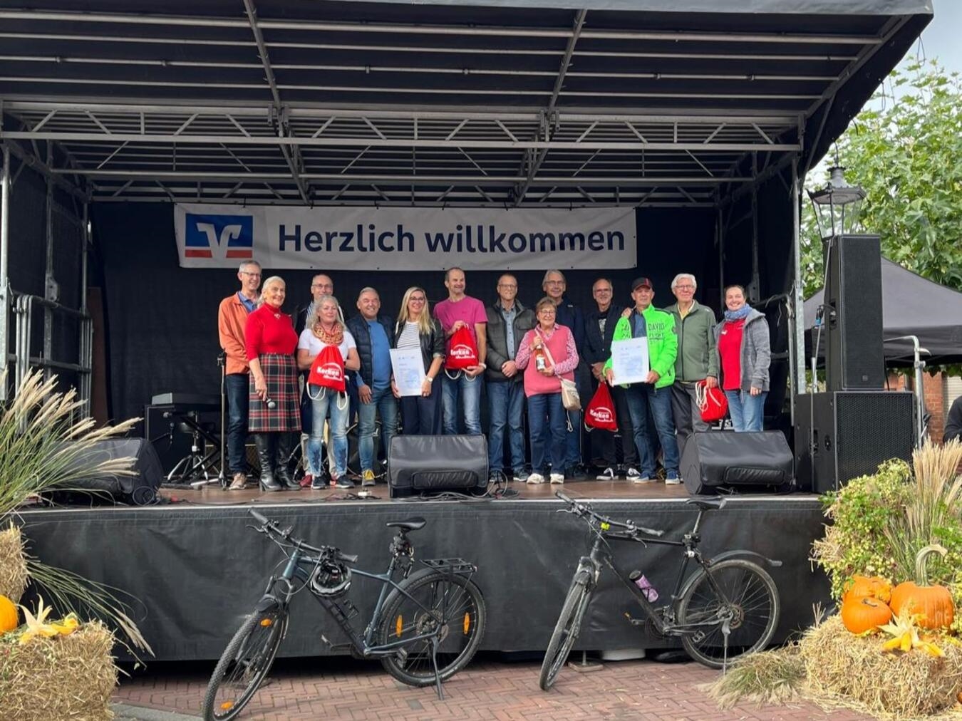 Die Ehrung der diesjährigen Stadtradeln-Preisträger durch die stellvertretende Bürgermeisterin Renate Fürtjes (2.v.l.) und Melanie Dornis (r.).Foto: Gemeinde Kerken