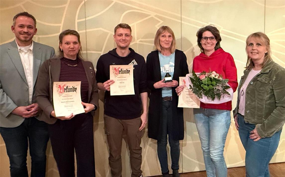Die Ehrungen der diesjährigen Jahreshauptversammlung TV Geldern: (v.l.n.r) Swen Fischer (erster Vorsitzender), Marietta Gawron-Grütters, Lukas Post (beide 25 Jahre Mitgliedschaft), Heike de Ryck (500 Spiele für den TVG), Isolde Hermans (50 Jahre Mitgliedschaft), Stefanie Goldbeck (zweite Vorsitzende). Foto: TV Geldern