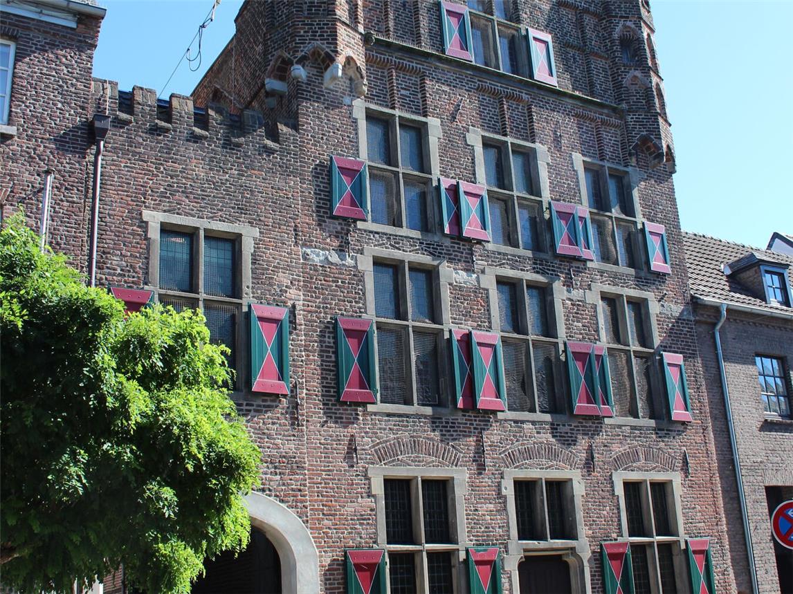 Die eindrucksvolle Fassade des historischen Hauses prägt seit vielen Hundert Jahren das Stadtbild.NN-Foto: Archiv/CDS