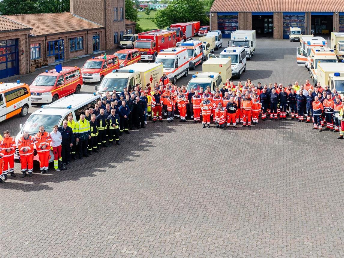 Die Einsatzkräfte sammelten sich am Kreisfeuerwehrgerätehaus in Goch. Foto:  © Kreis Kleve / Dirk Verweyen